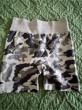Gray & Black Camouflage Seamless High-Waist Biker Shorts